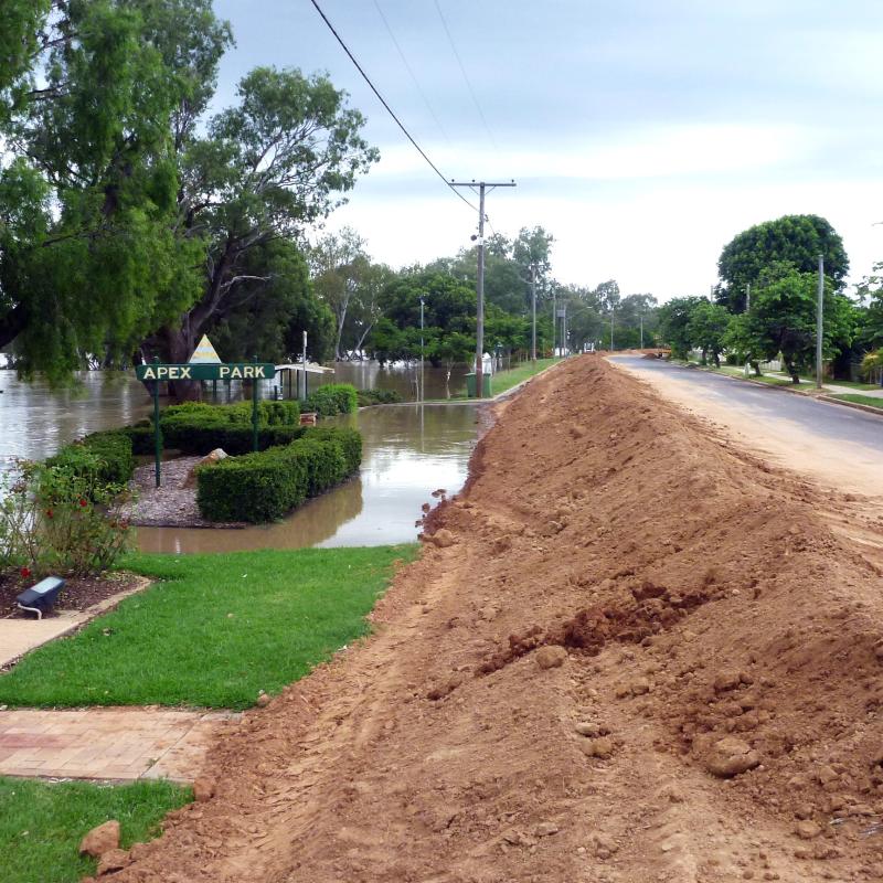 Temporary flood levee, Balonne Shire Council